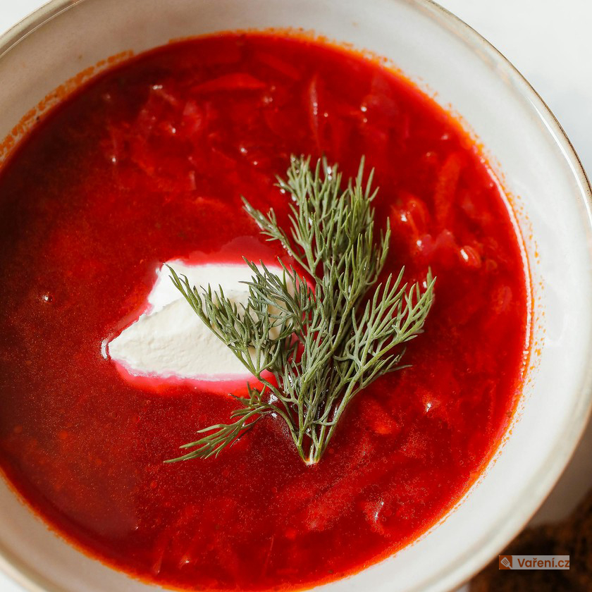Polévka z červené řepy a rajčat