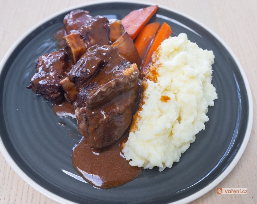 Chutné hovězí maso na cibuli