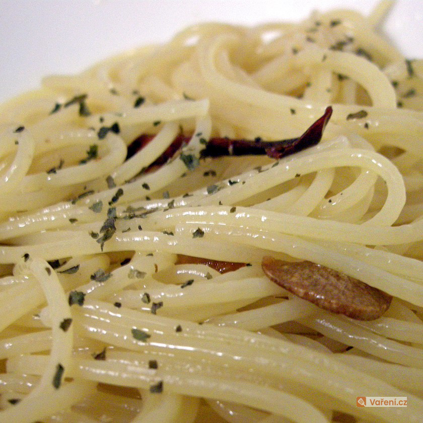 Špagety s máslem a parmazánem