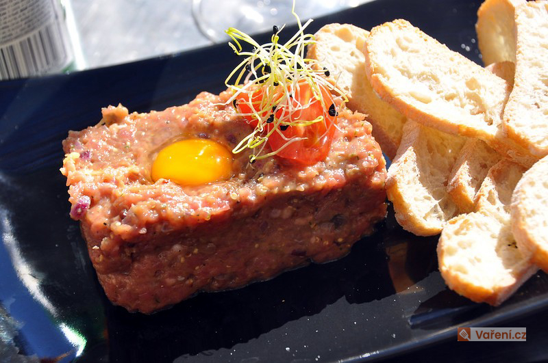 Salámový tatarský biftek