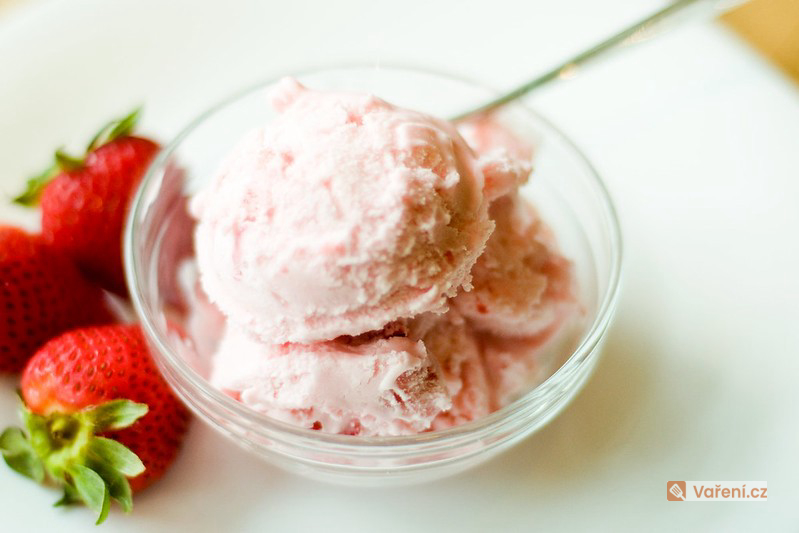 Jahodová zmrzlina bez zmrzlinovače