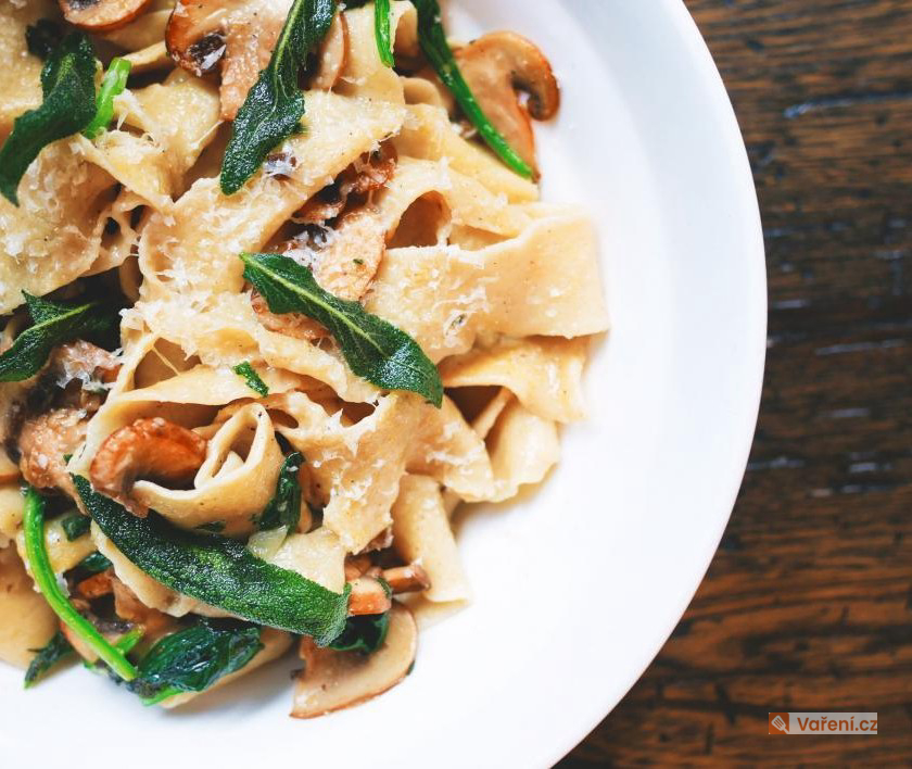 Špagety s kuřetem a špenátem