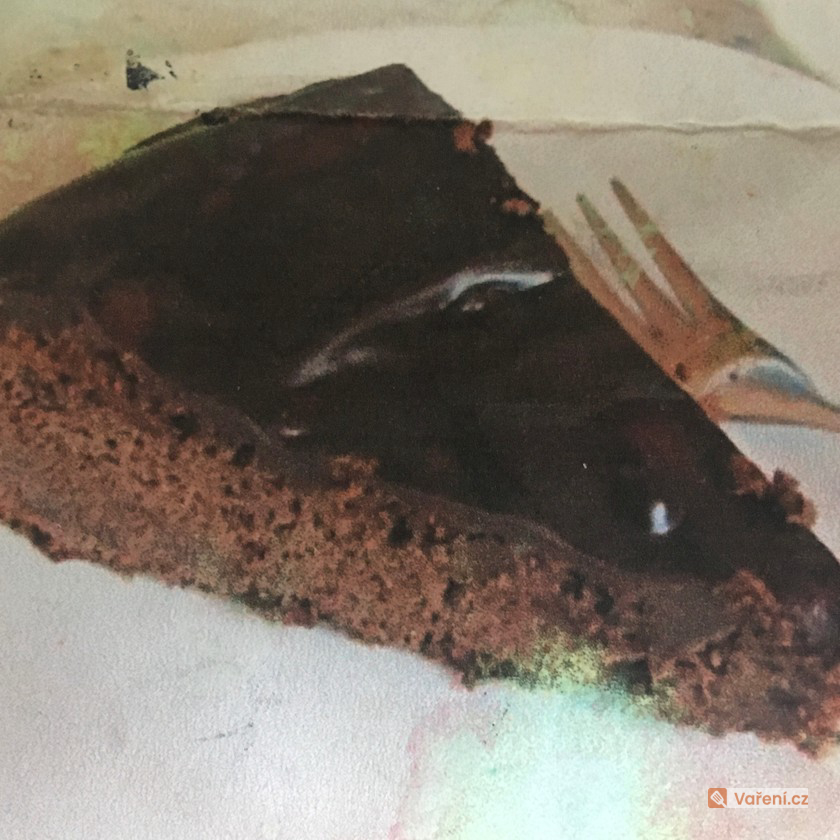 Čokoládový dort se šlehačkou a ovocem