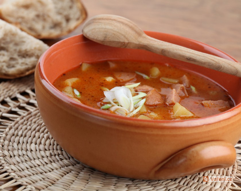 Pikantní falešná gulášová polévka