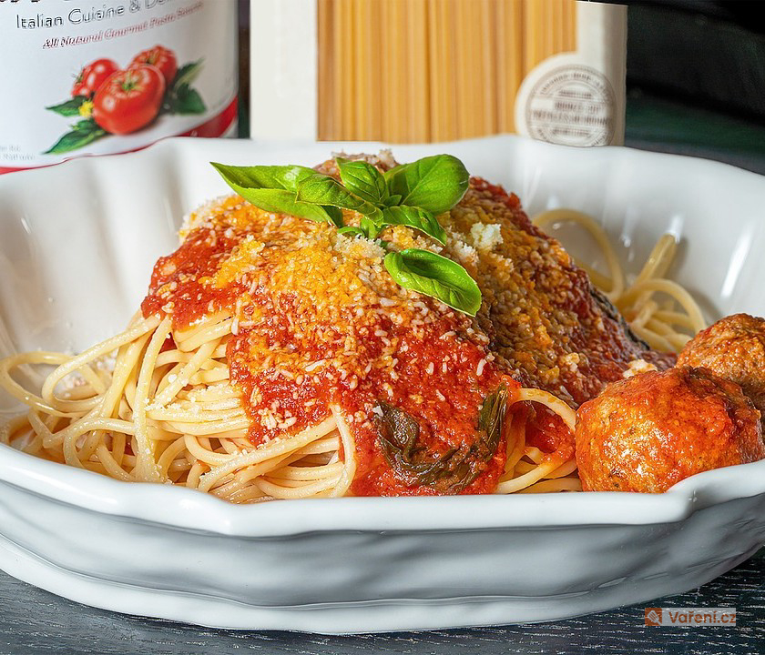 Špagety s masovými koulemi