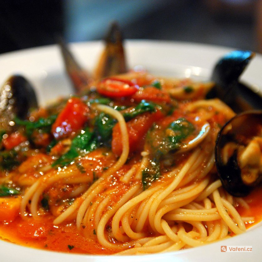 Špagety s rajčaty a mušlemi