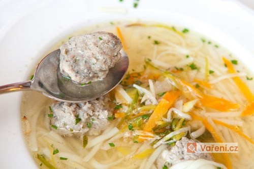 Výborná polévka s játrovými knedlíčky