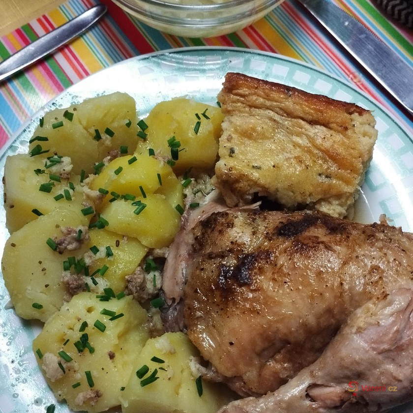 Pečená kuřecí stehna s nádivkou okolo - fotografie 2