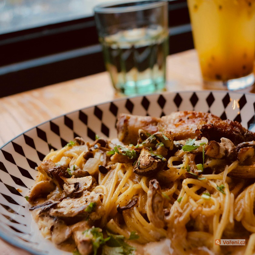 Špagety s houbami a sýrem