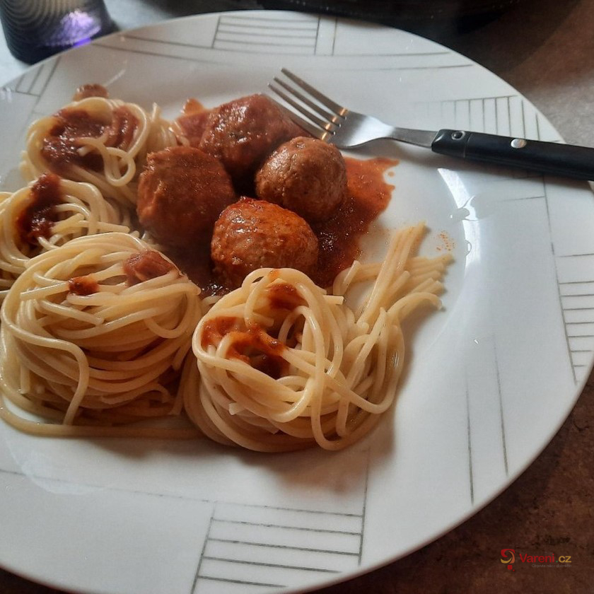 Špagety s masovými koulemi a rajčatovou omáčkou