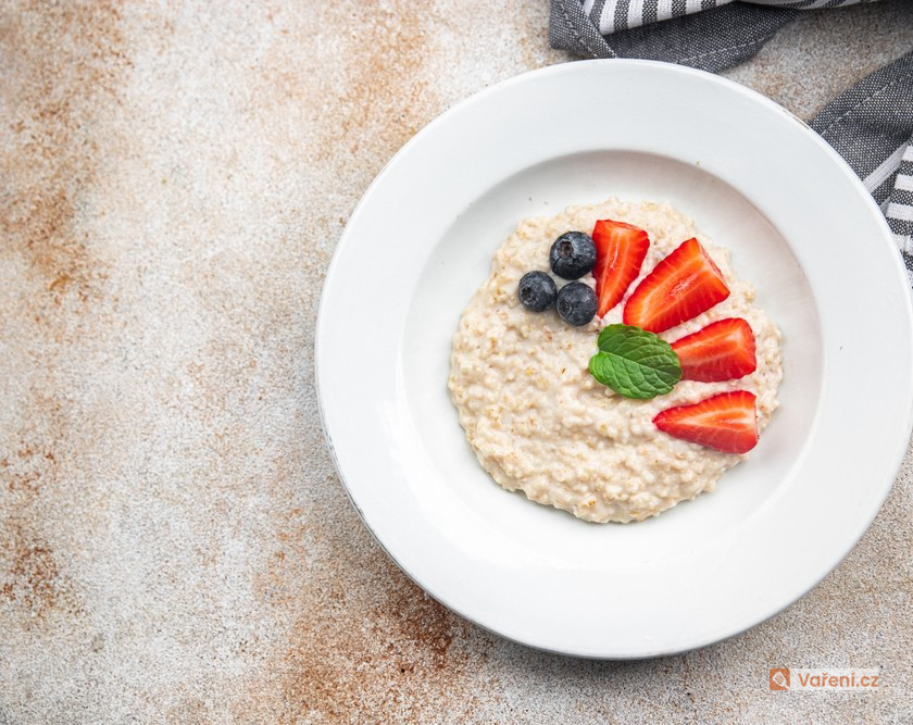 Ovesná kaše z mandlového mléka s jahodami