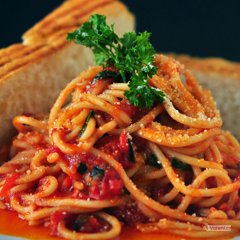 Těstoviny se žampiony a rajčatovou omáčkou