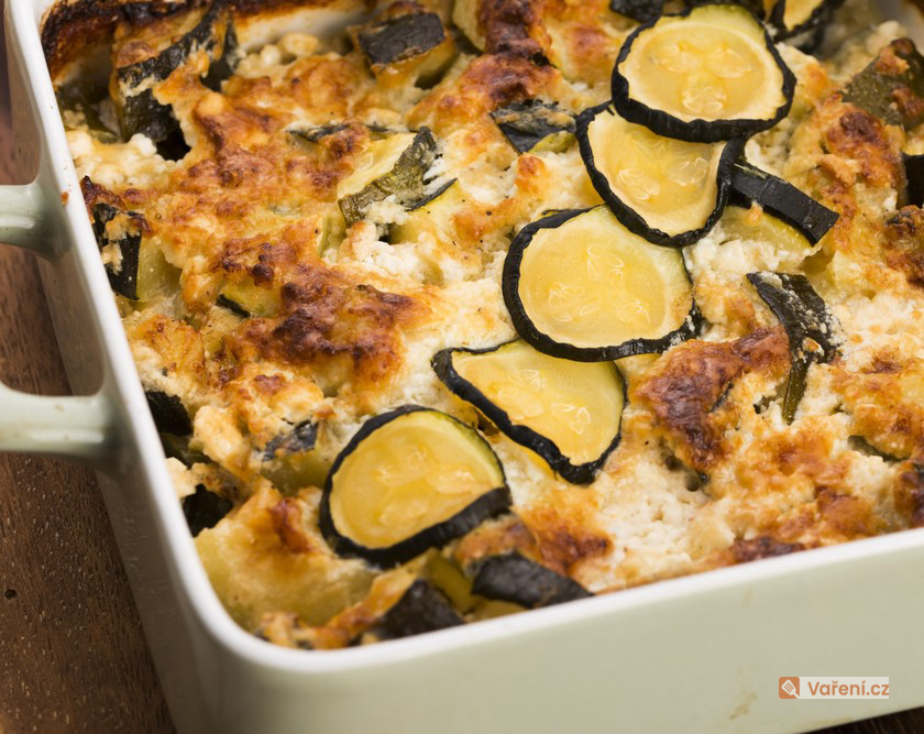 Francouzské brambory s cuketou a sýrem