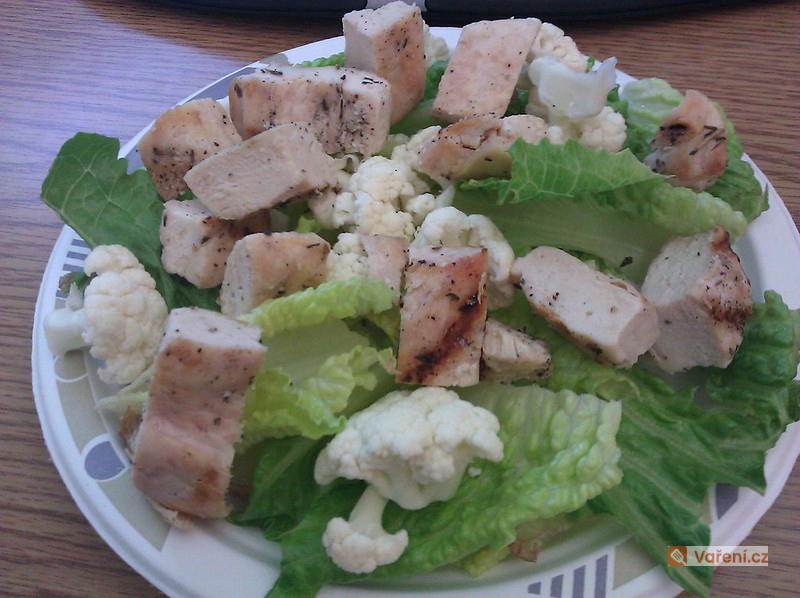 Květákový salát s kuřecím masem