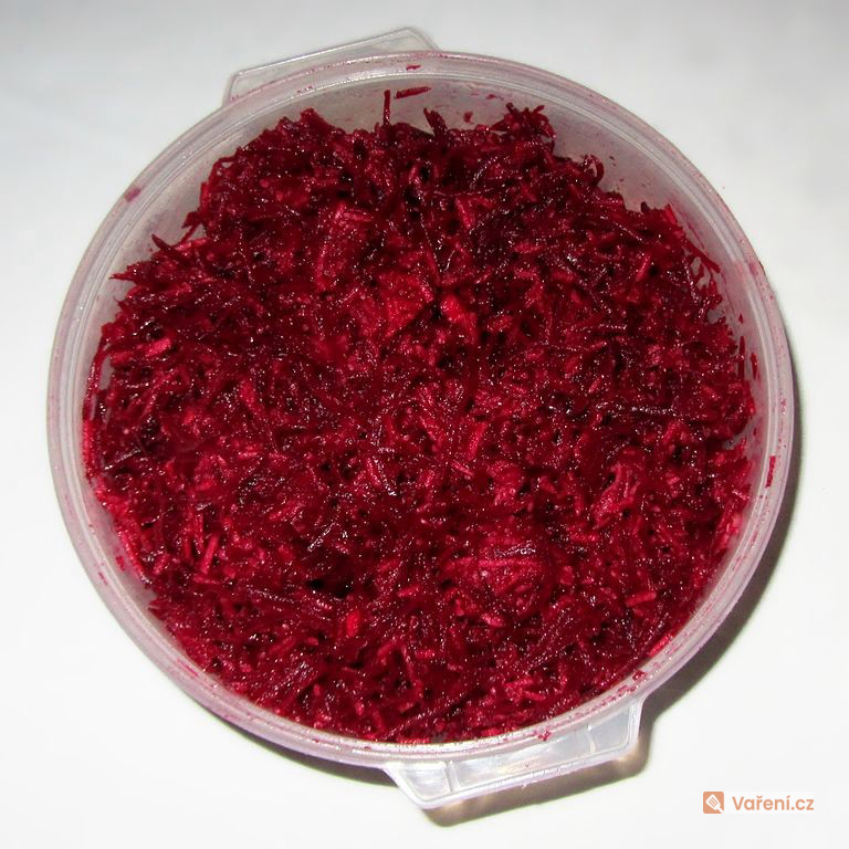 Salát z červené řepy s křenem a jablky