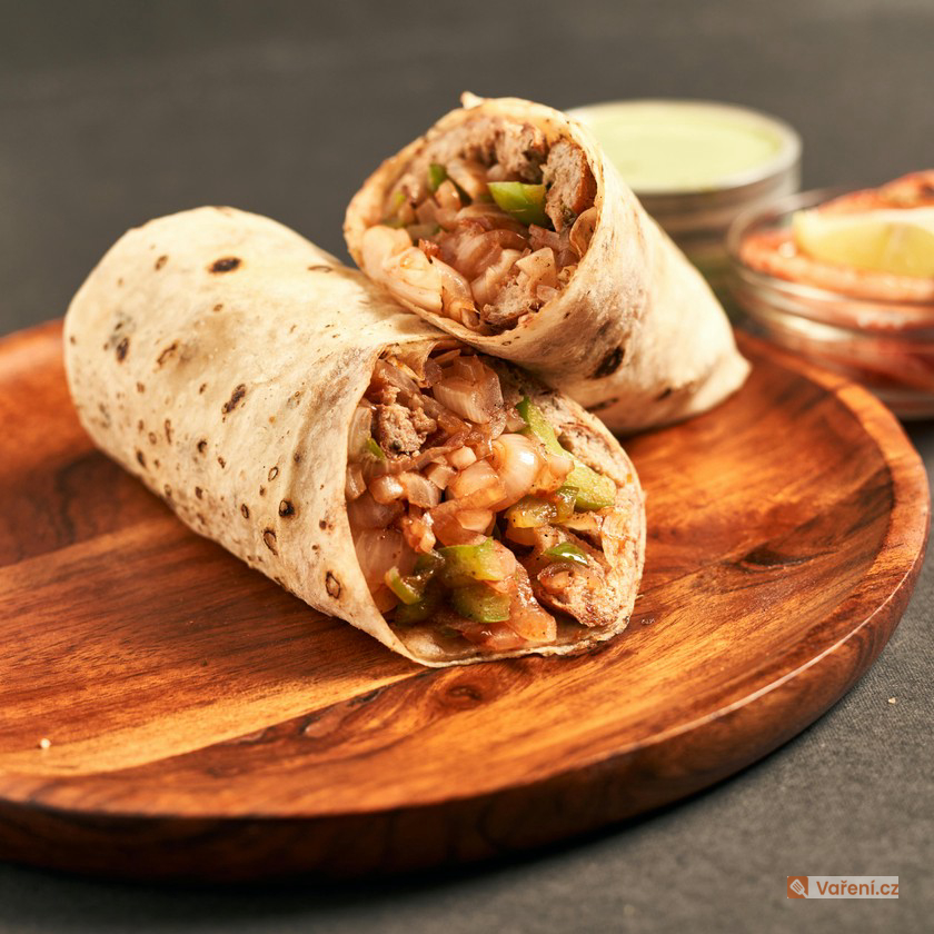Tortilla s kuřecím masem, salátem a italským dresinkem