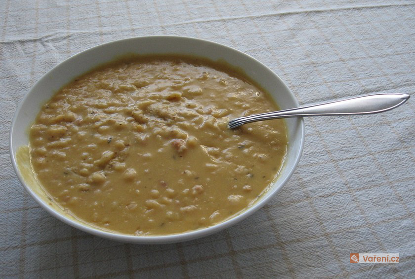 Hrachová polévka s celerem