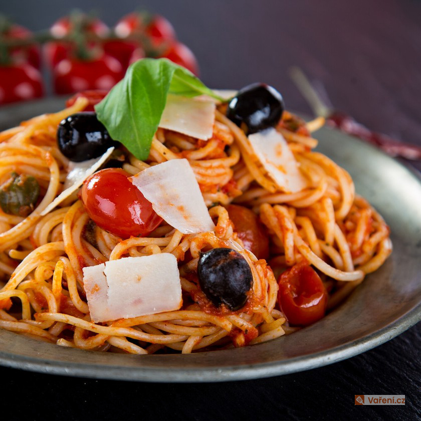 Špagety s olivami a rajčaty