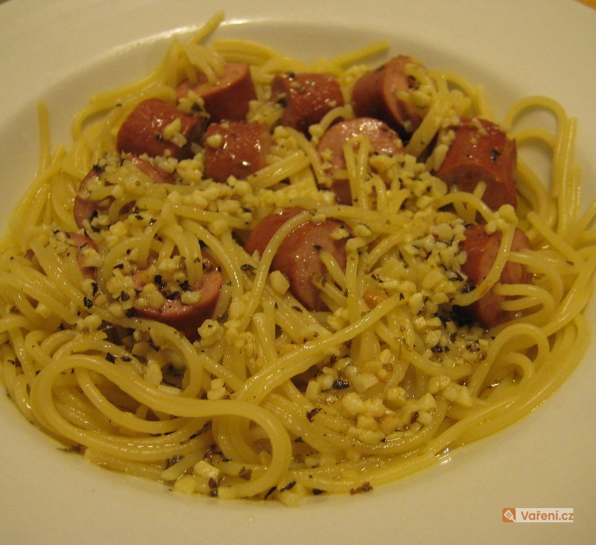 Špagety s klobásou a bylinkami