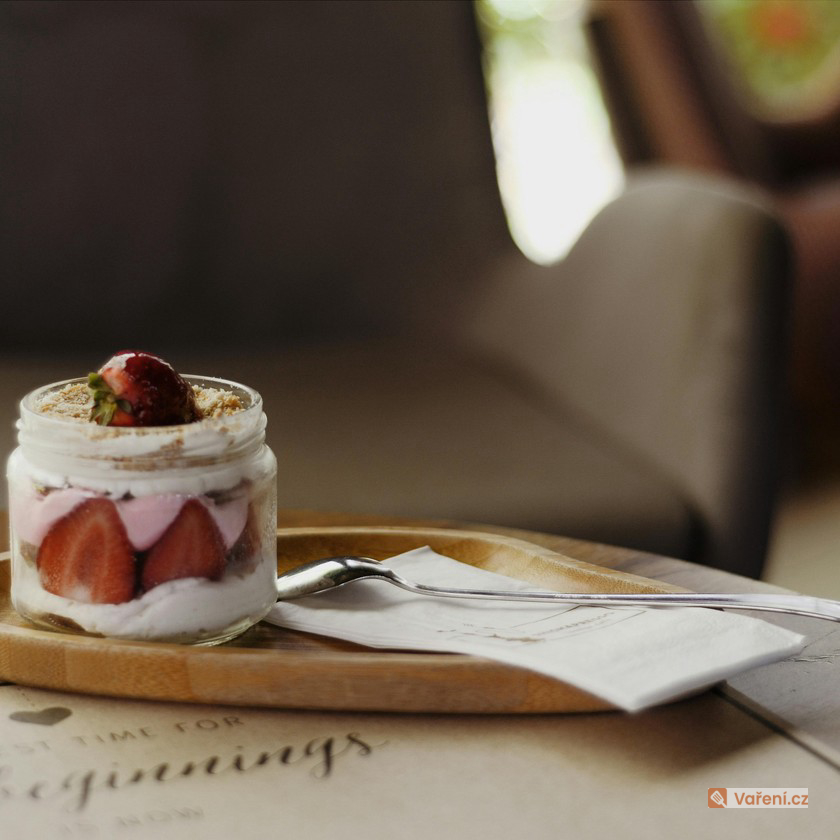 Jahodový cheesecake ve skleničce
