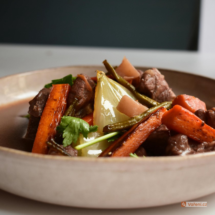 Vepřové kostky dušené na celeru