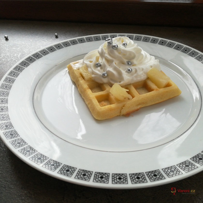 Vafle s jahodami a šlehačkou - fotografie 2