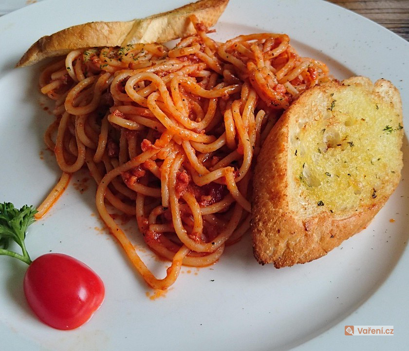 Špagety se sýrem a pikantní omáčkou