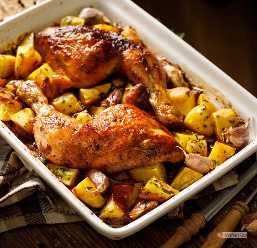 Kuřecí stehna na kysaném zelí s brambory