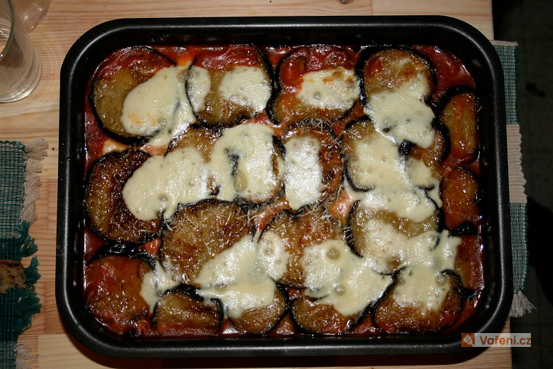 Zapečený lilek s parmazánem a mozzarellou