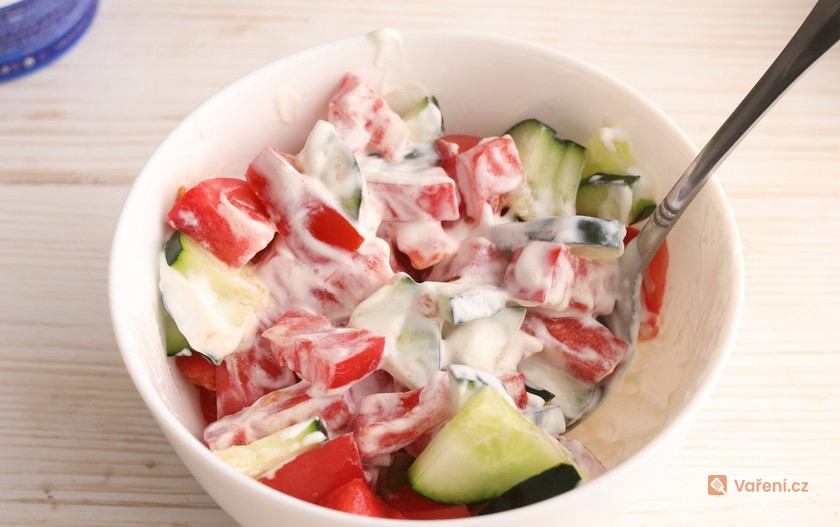 Zeleninový salát s bílým jogurtem