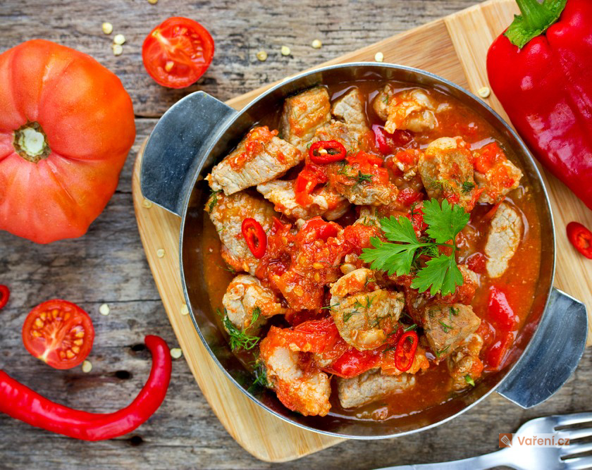 Vepřový guláš s rajčaty a paprikou