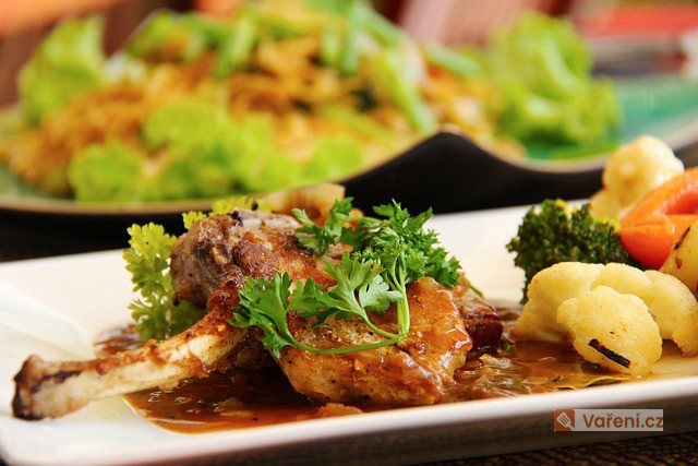 Jehněčí kotlety v pikantní omáčce