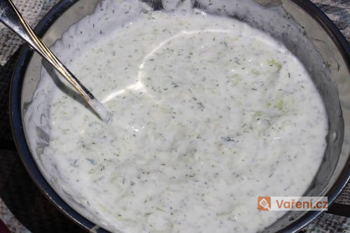 Rychlý okurkový salát s jogurtem