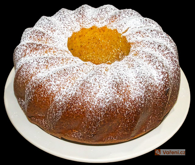 Jablečná bábovka s ořechy