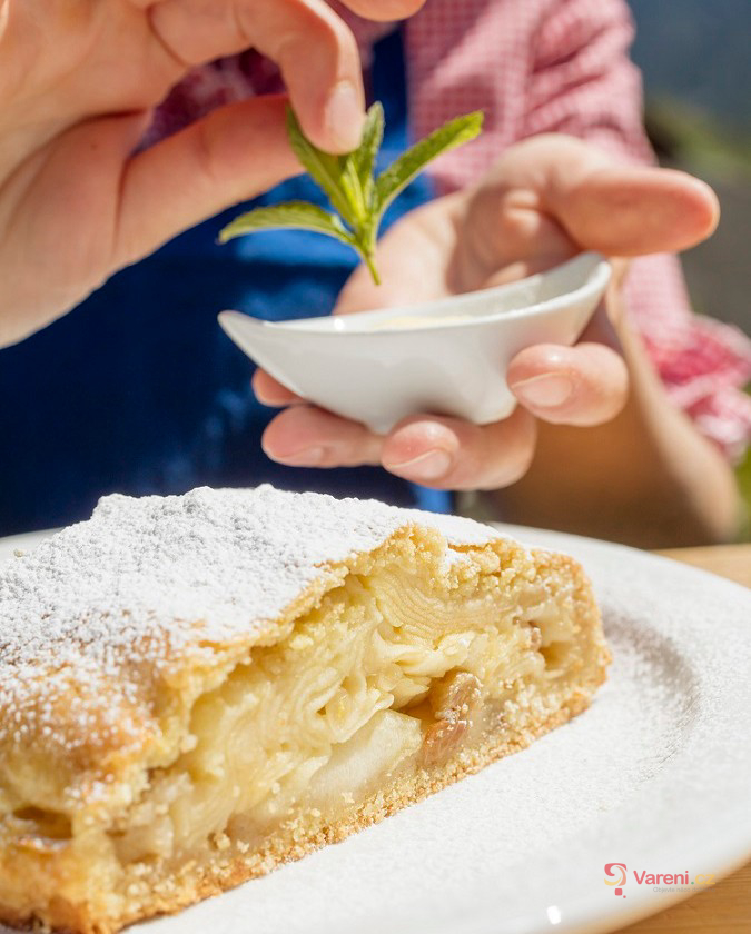 Jablečný štrúdl jihotyrolské kuchařky