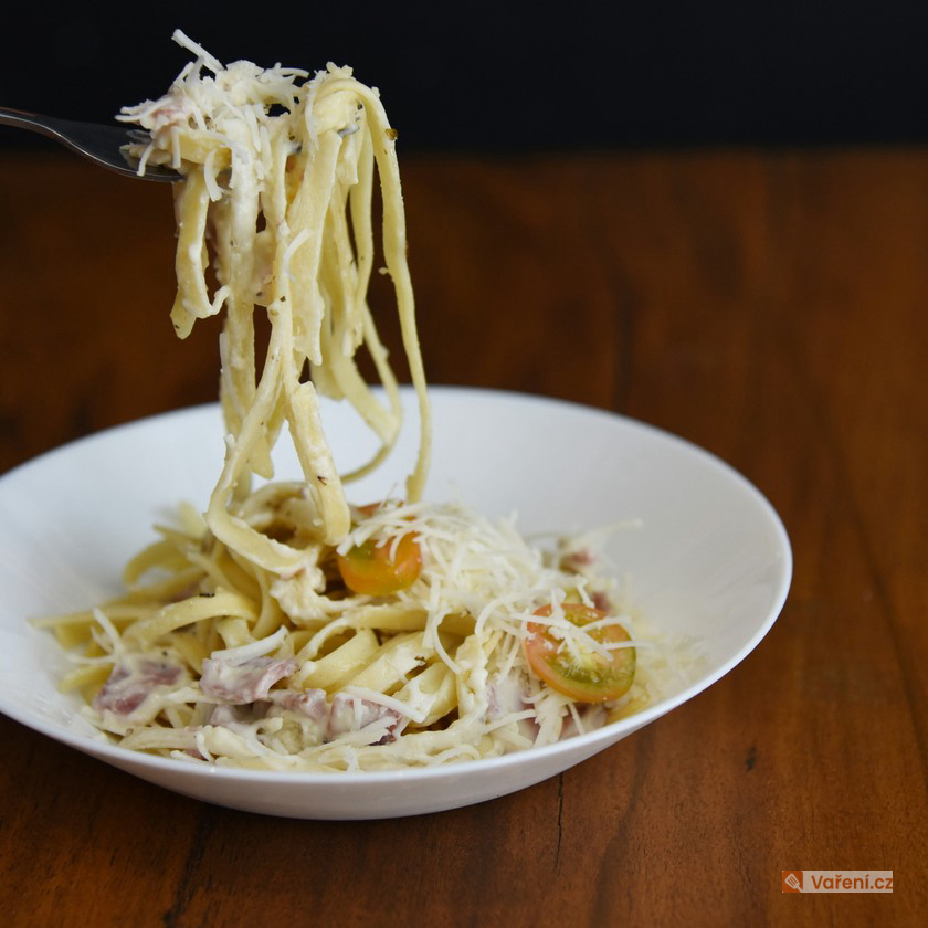Domácí těstoviny se smetanovo-česnekovou omáčkou