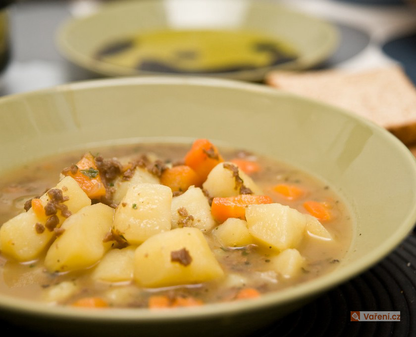 Cibulová polévka s brambory