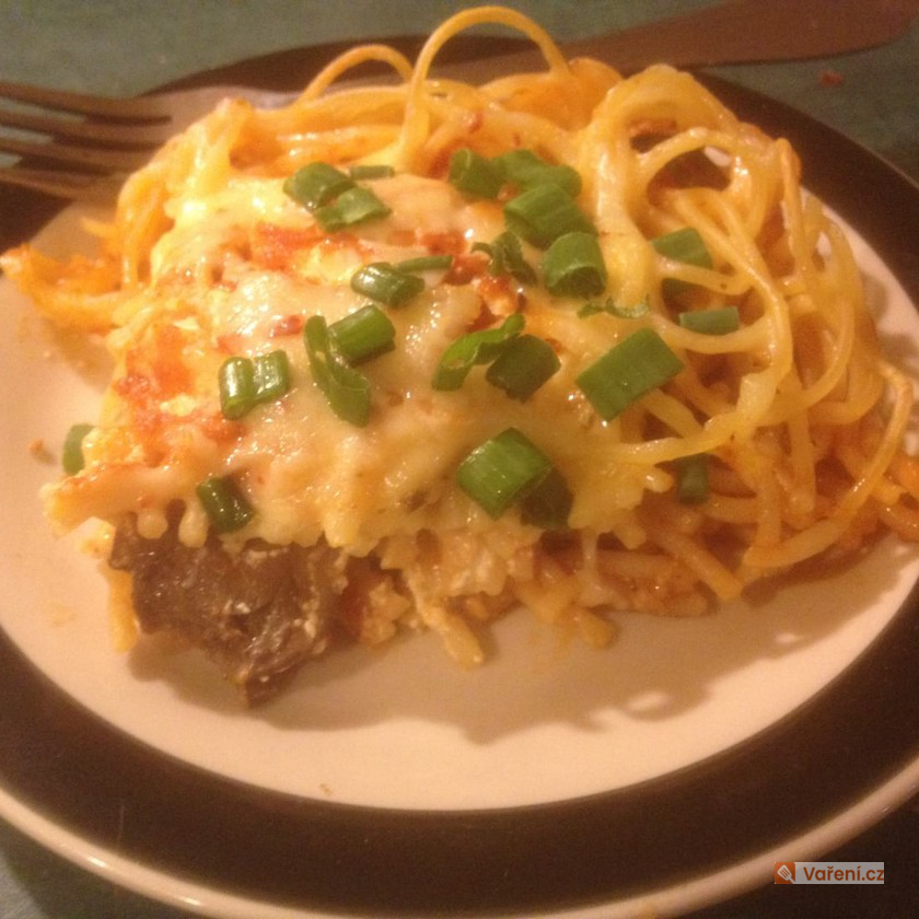 Zapečené špagety s vepřovým masem ve vlastní šťávě