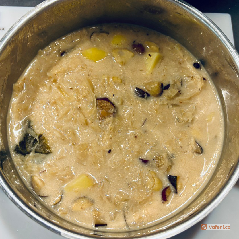 Valašská kyselica se sušenými švestkami