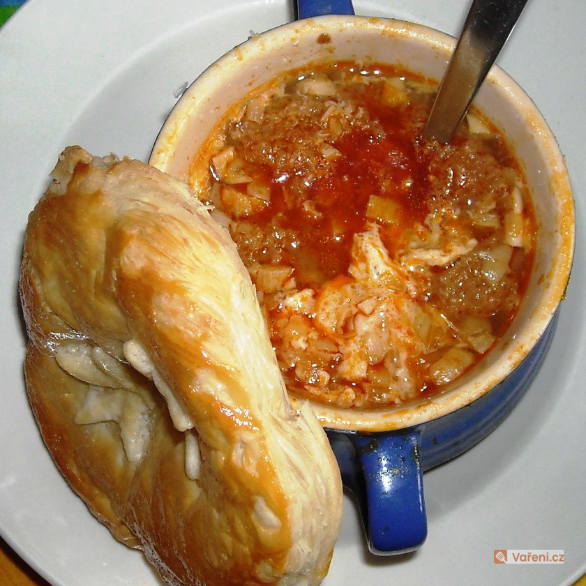 Česneková polévka s klobásou