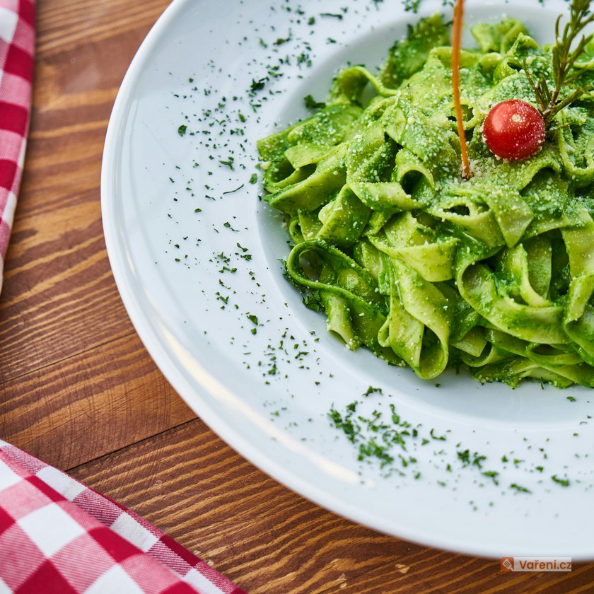 Špagety na pánvi s vepřovým masem