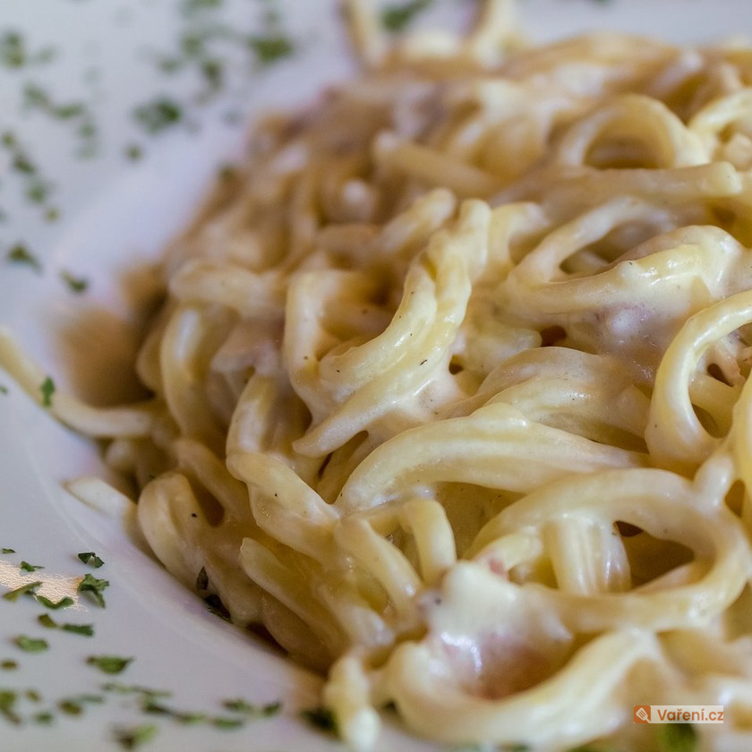 Těstoviny s brynzou a slaninou