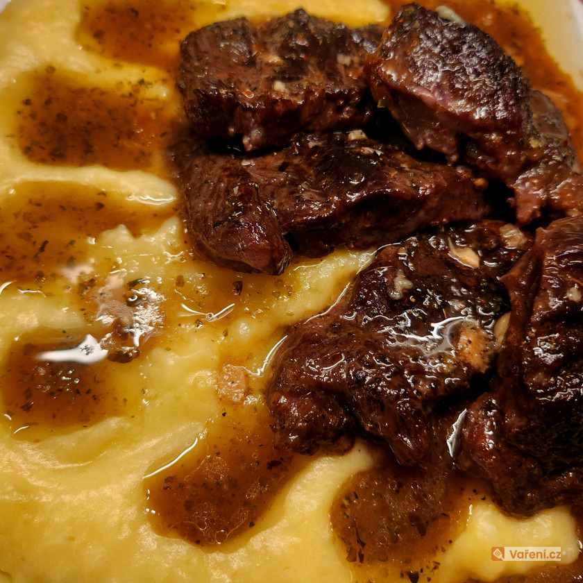 Hovězí kližka na česneku a majoránce - fotografie 2