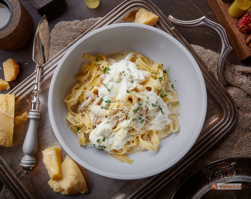 Nudle se sýrovou omáčkou