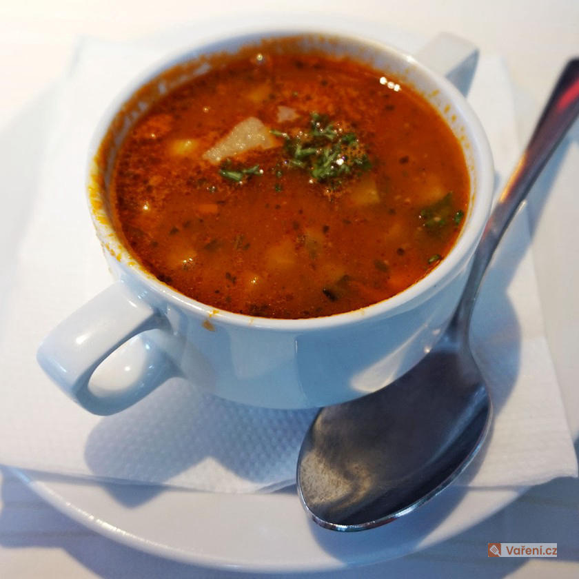 Gulášová polévka s hlívou ústřičnou