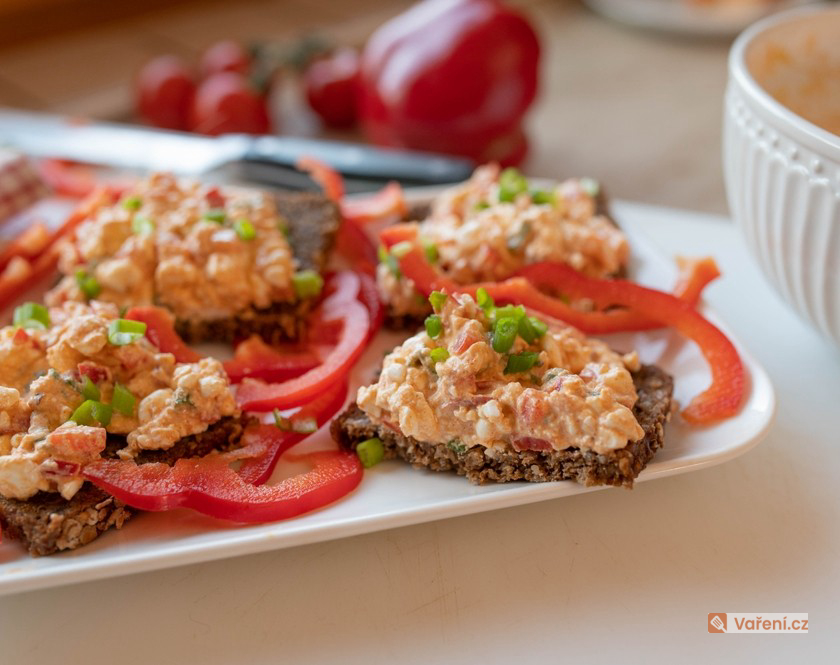 Tvarohová pomazánka s červenou kapií