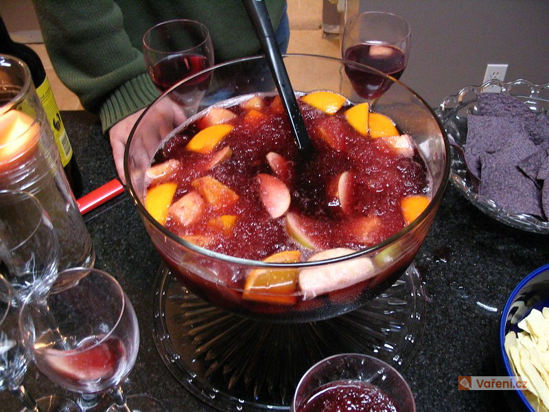 Nealkoholická sangria s ovocem