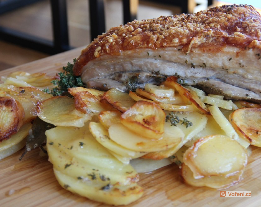 Pečený bůček s bramborem v troubě