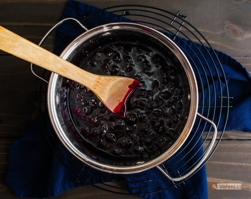 Teplá borůvková polévka