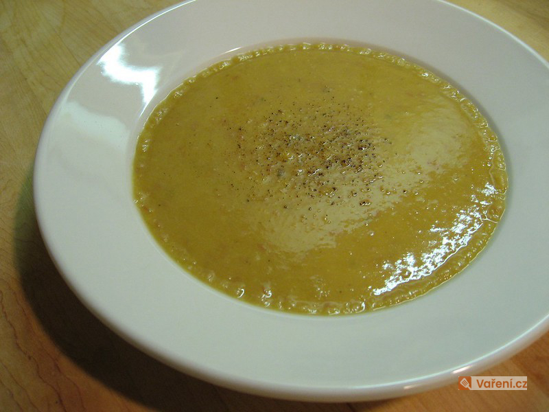 Polévka ze žlutého hrachu